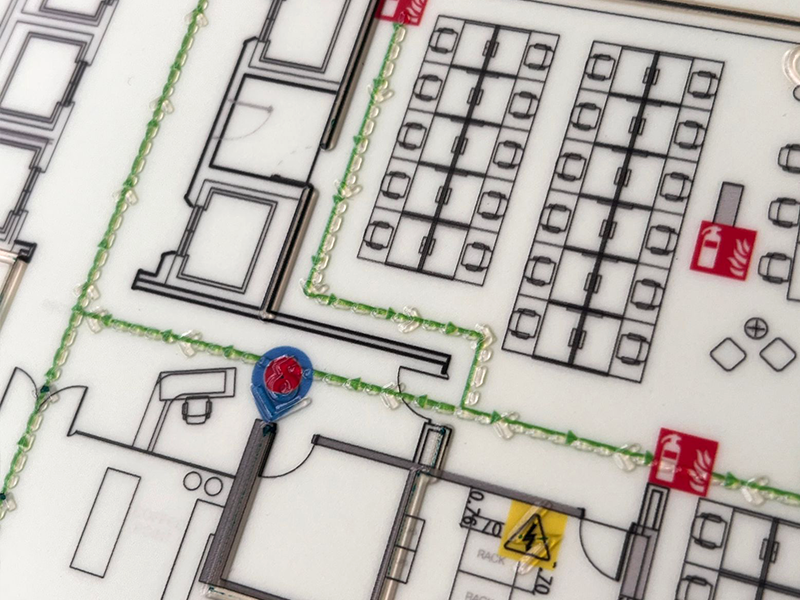 Maqueta sensorial y plano de orientación accesible con relieve para personas con discapacidad visual.